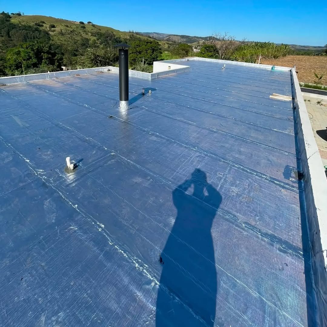 Cobertura plana com manta de impermeabilização azul finalizada
